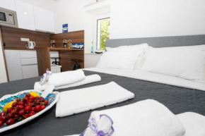 APARTMENT LORY- BRAND NEW ,ON SEA PROMENADE,BEACHFRONT,GARAGE,WiFi,TERRACE OVERLOOKING SEA